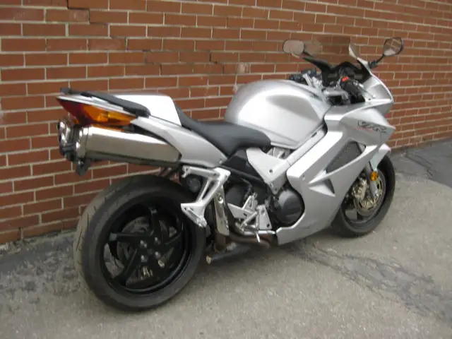 2002 HONDA VFR 800 in Street, Cruisers & Choppers in City of Toronto - Image 3