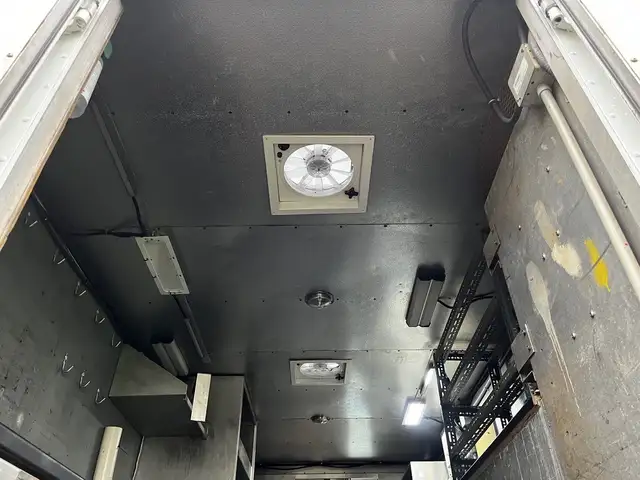 2005 Morgan Olson Workhorse 14 Foot Step Van with Shelving in Heavy Trucks in City of Montréal - Image 25