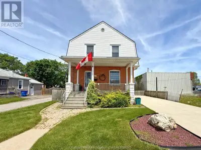 A charming 3-Bedroom home with classic character in the heart of the city of Chatham. Relax on the l...