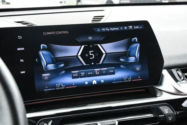 2025 BMW X1 xDrive28i AWD * Cuir * Carplay et Android        * L in Cars & Trucks in City of Montréal - Image 25