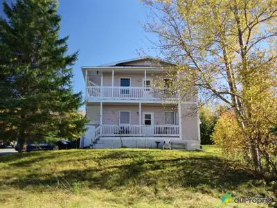 Triplex Situé sur une colline, vue surprenante sur la ville! Très grand terrain, sans voisin arrière...