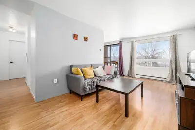 Appartement 4 et demi dans un immeuble situé à proximité du Cégep de Lévis-Lauzon, dans un quartier...