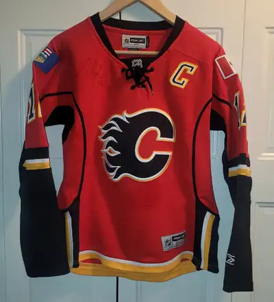 Jerome Iginla 2000s womens RBK Medium Autographed jersey. Has snags and pilling on arm cuffs. Back n...