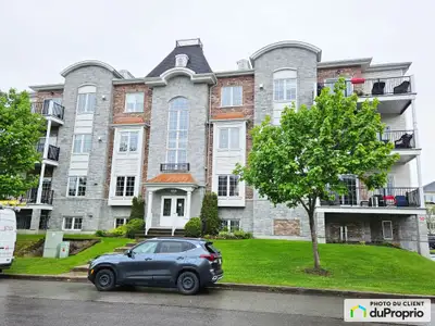 Magnifique condo de deux chambres spacieuses, ensoleillé dans un édifice avec ascenseur, avec un esp...