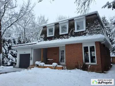 Cette propriété au charme unique, nichée dans un quartier boisé tranquille et entièrement bordée d'u...