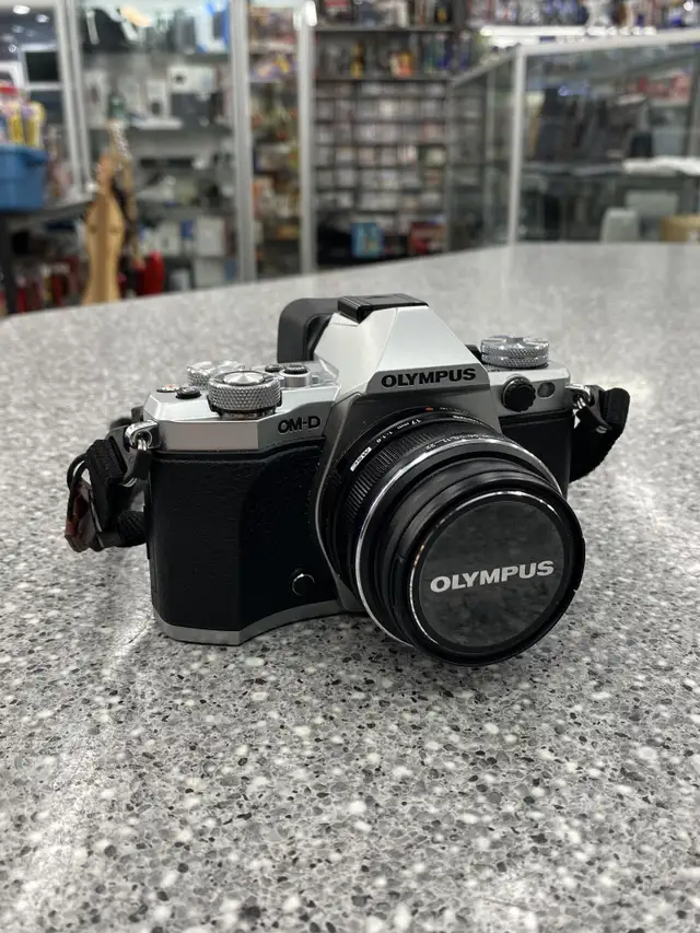 Olympus OM-D E-M5 mark ii Digital Camera w/ 17mm Lens in Cameras & Camcorders in City of Toronto - Image 2