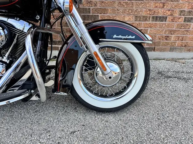 2011 Harley-Davidson Heritage Softail Classic **CANADIAN BIKE**  in Street, Cruisers & Choppers in Markham / York Region - Image 11