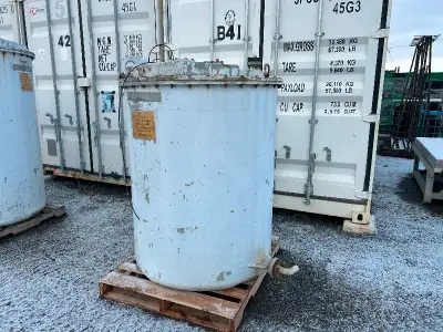 Réservoir en fibre de verre, 300 gallons us Dimension: 48 po x 55 po de haut Matériaux et surplus Le...
