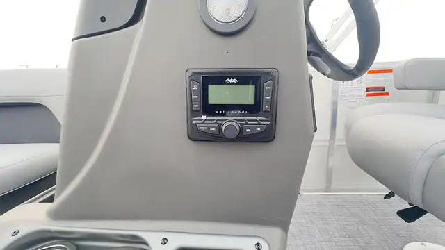 2026 Sun Tracker Party Barge 16 DLX Pontoon boat in Powerboats & Motorboats in Winnipeg - Image 24