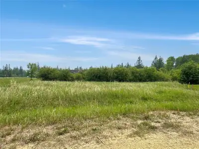 R26//Gimli Rm/Lovely pie shaped lot in Rail's End development, just 3.5 km North of Centre Street in...