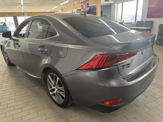 2017 Lexus IS 300 4dr Sdn AWD in Cars & Trucks in Longueuil / South Shore - Image 4