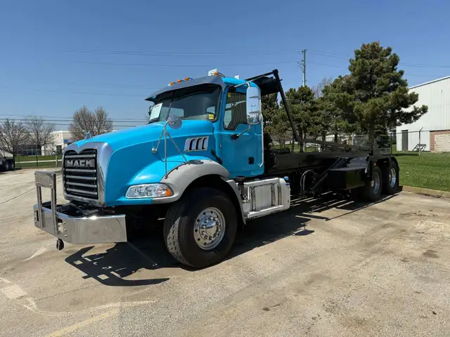 2016 Mack GU813 Granite Tandem Axle Roll Off Truck in Heavy Trucks in Oakville / Halton Region - Image 4