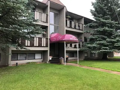 Charming Bachelor Suite in Desirable West Park