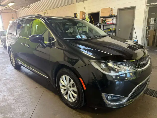2017 Chrysler Pacifica Touring-L604128130347182082