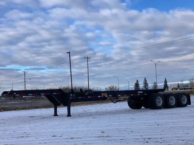 2006 Hyundai Container Chassis / 20 ft container pins in Heavy Equipment in Laval / North Shore - Image 2