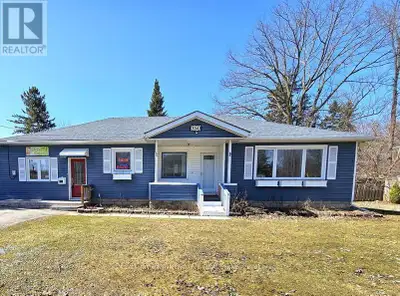 Available Immediately! Welcome to this bright and spacious bungalow in the heart of Keswick South, o...