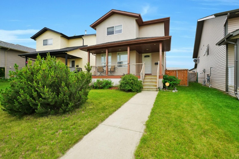 FULLY FINISHED 2 STOREY IN BLACKFALDS WITH A GARAGE & BIG YARD Houses