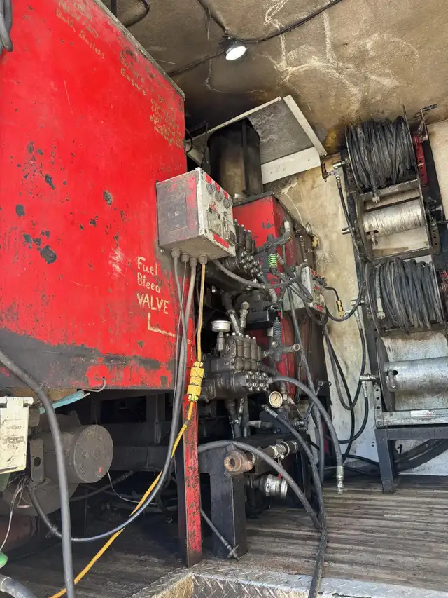 2005 PETERBILT 335 in Heavy Trucks in Saskatoon - Image 24