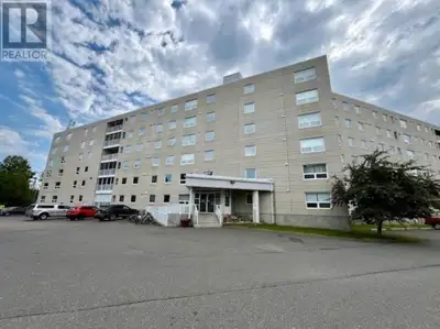 Just move in! This 2 bedroom open concept in desirable Harborview terrace. Main floor close to front...