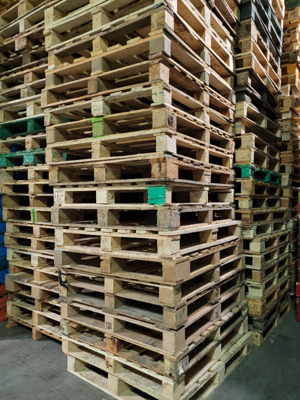 Mountains of good pallets for sale dry♻ 48x40 wood or plastic in Other in Mississauga / Peel Region - Image 3