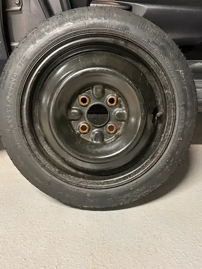 Roue de secours d’origine (spare tire) provenant d’une Toyota Corolla 1998 LE. En Excellent état, ja...