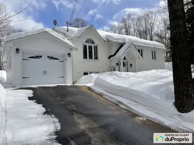 BELLE MAISON DE CAMPAGNE AVEC POSSIBILITÉ DE REVENUS. À 3,6 km du village Perkins, tout près du pres...