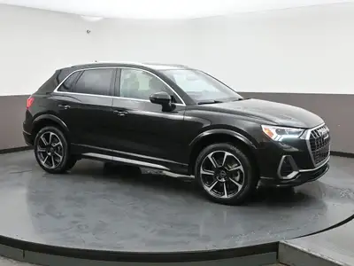This Audi Q3 is equipped with heated front seats, dual climate control, Apple Carplay, blind-spot mo...