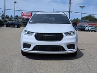 The 2026 Chrysler Pacifica Select offers a stylish, versatile, and family-friendly driving experienc... (image 9)