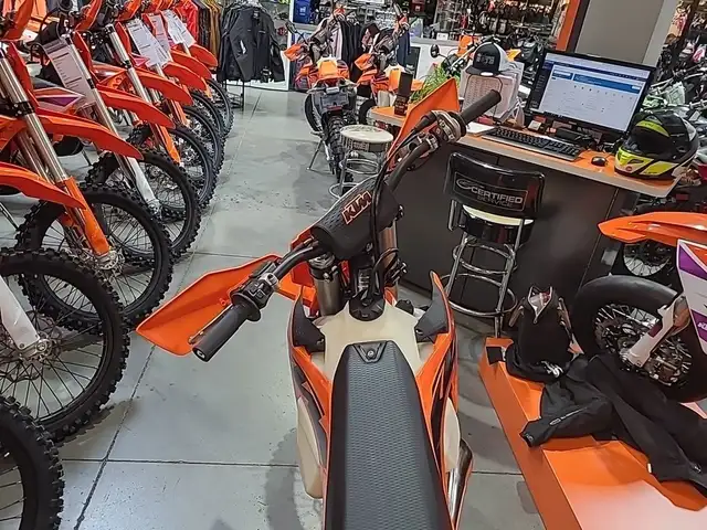 2025 KTM XC 300 in Dirt Bikes & Motocross in Calgary - Image 12