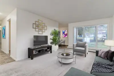 Breton Manor is located in Riverbend and is close to major bus routes, parks, golf courses, Fort Edm...