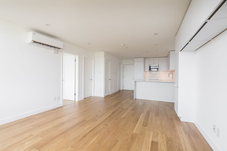 Renovated one bedroom plus den, Oxton and Oriole - ID 622 4