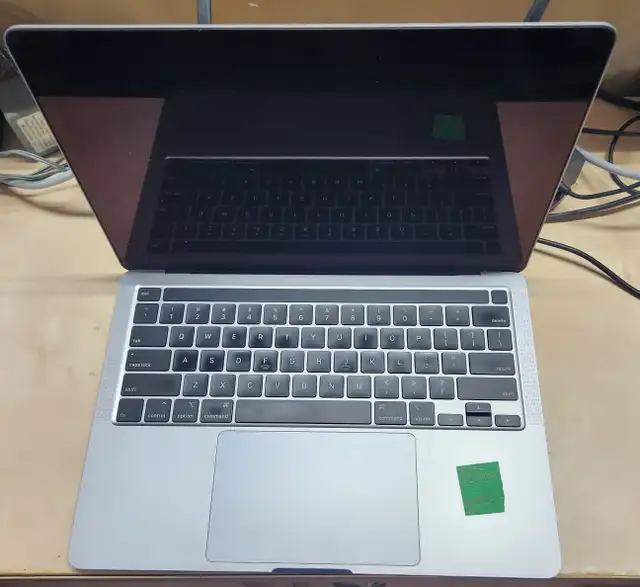 13" MacBook Pro A2251 i5 2GHz 32GB 500GB macOS Tahoe in Laptops in Mississauga / Peel Region - Image 2