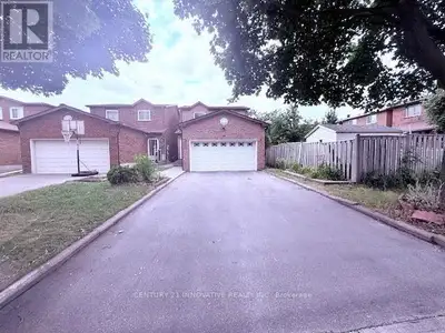 Location, Location Kennedy and Steeles area in Markham. 3+1 bedrooms with, 2 kitchen, 3 bathrooms an...