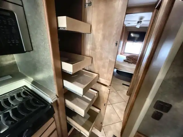 2014 Winnebago Adventurer 38Q in RVs & Motorhomes in Kamloops - Image 28