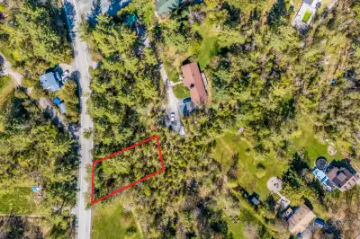 Le prix de vente est + TPS TVQ. Terrain boisé de 7 219.35 pi² situé dans le secteur Deauville, à l'é...