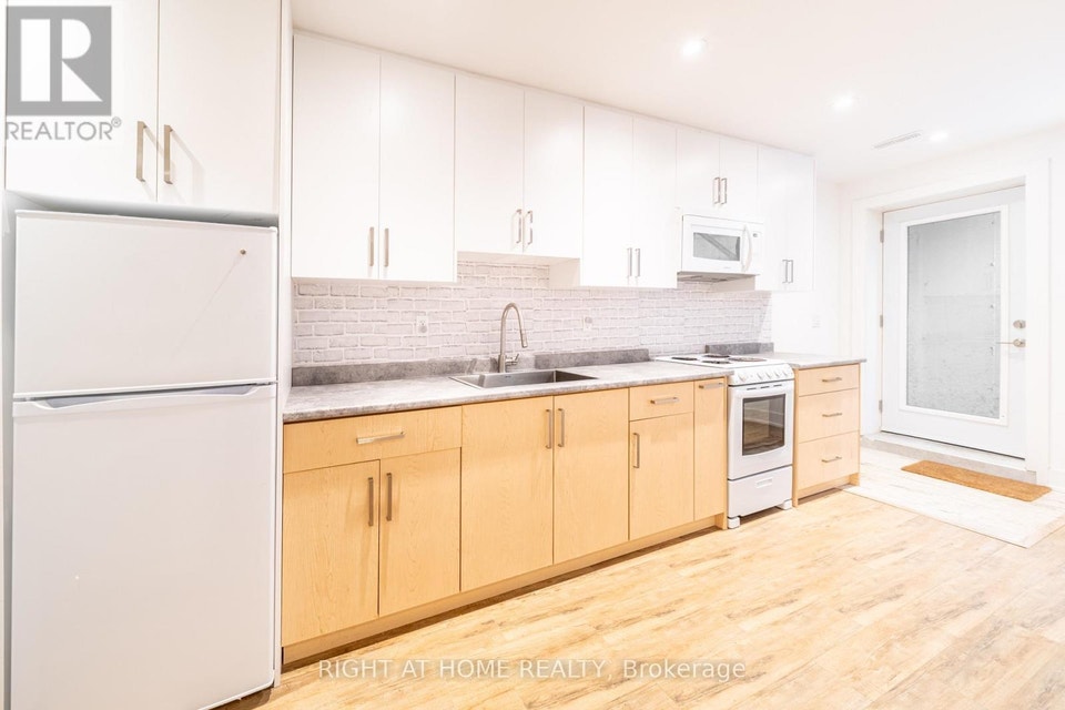 LOWER - 49 B EAST DRIVE Toronto (Rockcliffe-Smythe), Ontario 3