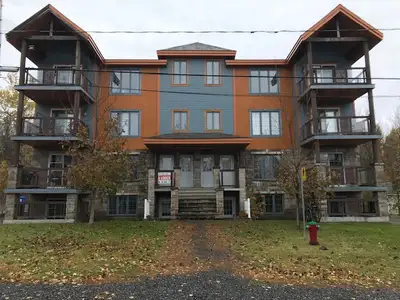 À LOUER – 5 ½ à Bromont 126 rue Laviolette, Bromont Disponible dès juillet/sep 1595.00 Spacieux et g...