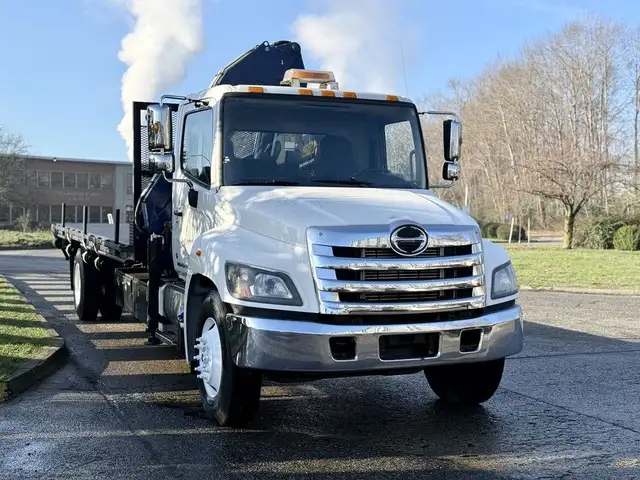 2015 Hino 358 22 Foot Dump Flatdeck with Amco Veba Crane and Air in Heavy Trucks in Regina - Image 4