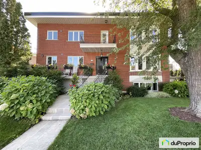 Magnifique duplex semi-détaché sur un coin de rue. Deux 6 1/2 (approx. 1610 pieds carrés) et garçonn...
