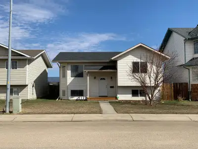 Beautiful Big House Located in Sylvan Lake!!