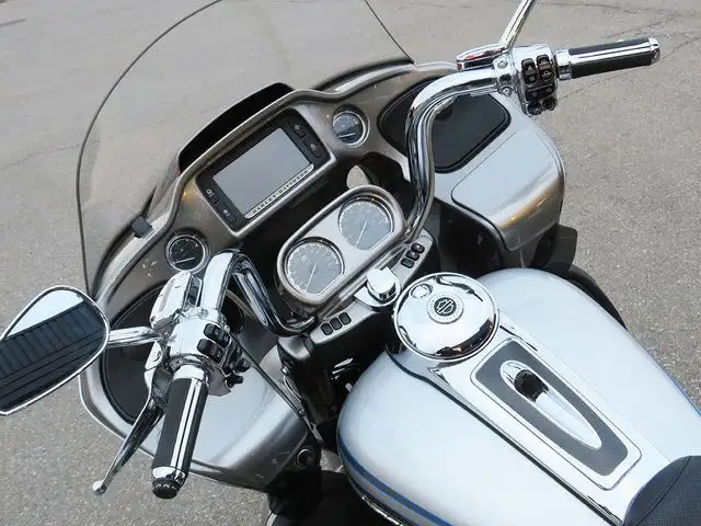 2016 Harley-Davidson FLTRUSE - CVO Road Glide Ultra in Sport Touring in Cambridge - Image 13