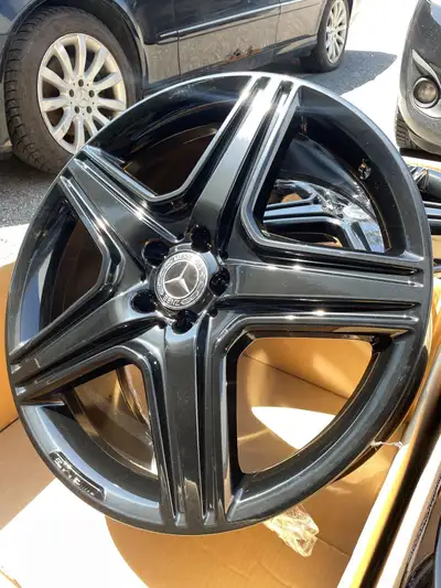 Stunning set of original Mercedes ML63 AMG wheels made by Borbet in gloss black finish. 21x9 Bolt pa...