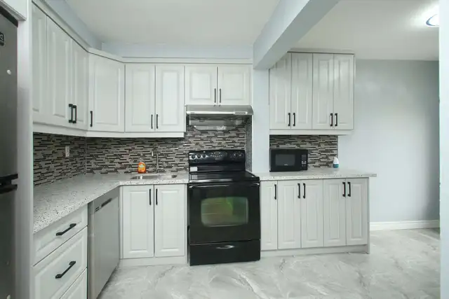 1,500 sf 5-Bed Townhome   Bsmt/Yard/Parking Incl (Dusay Place)