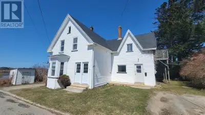 Located in the center of town, 2-4 Baker St offers excellent flexibility as either a single family h...