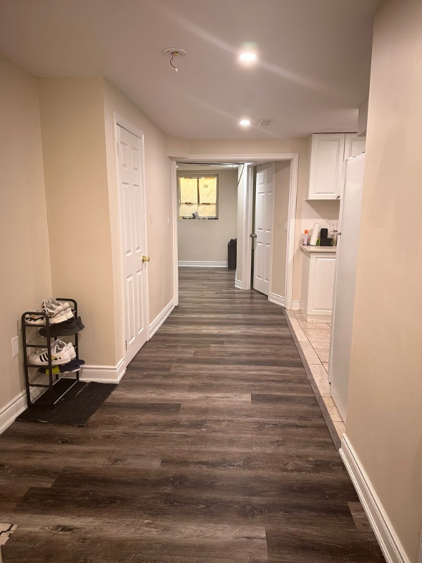 Spacious 1BHK+Den Legal Basement Apt BRAMPTON Mount GO Station Long