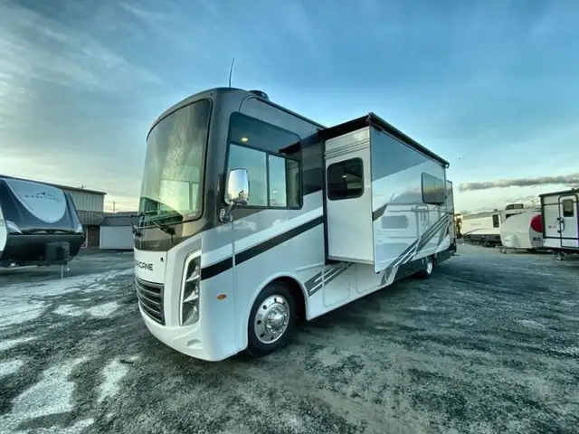2025 Thor Motor Coach Hurricane 34R in RVs & Motorhomes in Bedford - Image 6