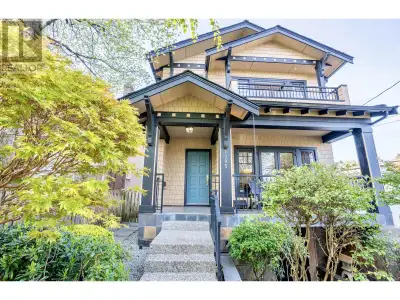 Absolutely stunning home in the HEART OF AMBLESIDE! Sitting on a low maintenance 33x120' lot, this 3...