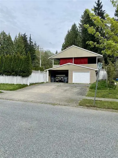 Excellent development and investment opportunity on a large corner lot! This 2-storey basement-entry...