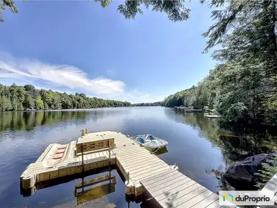 Cette spectaculaire maison au bord de l'eau navigable (LAC BARRON) nouvellement rénové au goût du jo...