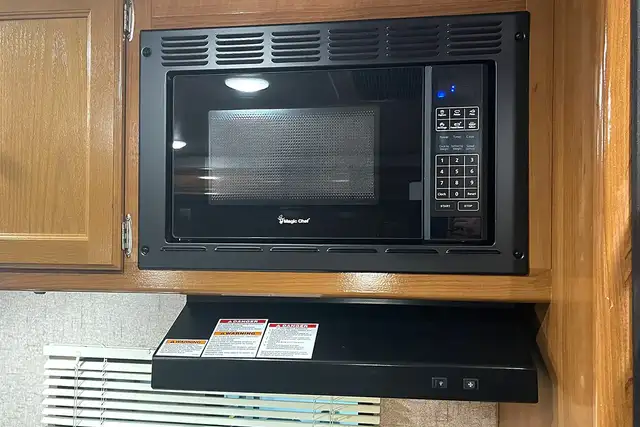 2018 Coachmen Leprechaun 220QB – Pre-Owned Class C Motorhome. in RVs & Motorhomes in Red Deer - Image 27